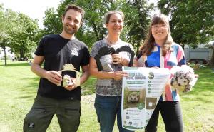 Florian Hammers (Tierpiraten) und Sonja Gaja (Bund Naturschutz Kreisgruppe Starnberg) und Christine Hammel (Gemeinde Gilching).