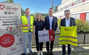 Von links: Dr. Daniel Wacher, Alexandra Zimmermann, Pressesprecher der Sparkasse Fürstenfeldbruck, Landrat Thomas Karmasin.