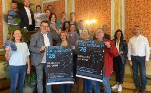 Initiatoren Brucker Kulturnacht mit Plakaten, Altes Rathaus FFB