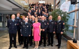 Die geehrten Mitglieder der Feuerwehren des Landkreises Fürstenfeldbruck. Stellvertretende Landrätin Martina Drechsler (vorne Mitte) und Kreisbrandrat Christoph Gasteiger (vorne, ganz rechts) zeichneten sie aus.