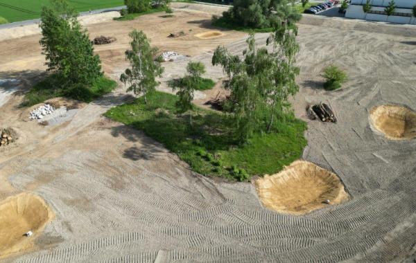 Im Rahmen von Baumaßnahmen im Freistaat Bayern wird der Naturverlust an einer Stelle durch Ausgleichsflächen an anderer Stelle kompensiert. So auch im Gewerbepark Ost in Gilching. 