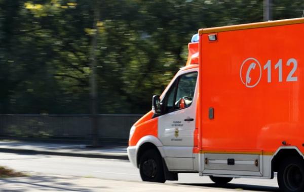 Ein Krankenwagen fährt die Straße entlang.  