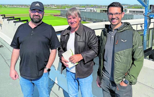 Drei Männer auf dem Dach der neuen ILS