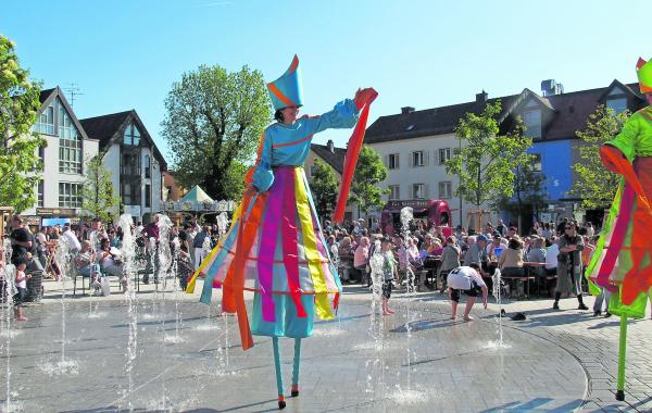 Walk-Act durch das ZEBRA Stelzentheater Gauting