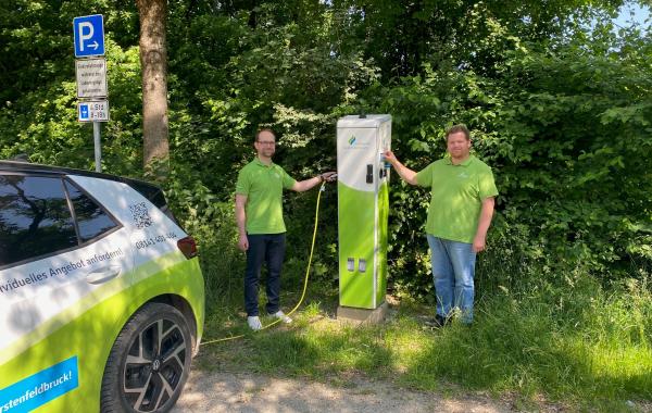 Romed Leite (Teamleiter E-Mobility) und Felix Angermeier (Projektleiter E-Mobility, v.l.) von den Stadtwerken Fürstenfeldbruck prüfen die Ladesäule für E-Fahrzeuge am neuen Standort Pucher Meer.