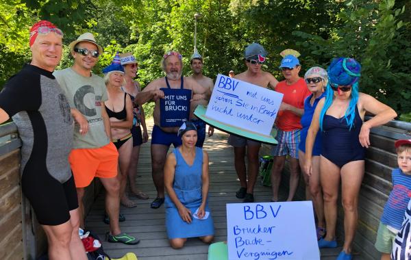 Vor dem Start des Amperschwimmens auf der Brücke an der Lände (v. l.): Dirk Schneider, Bernd Kottenhahn, Karin Geißler, Elisabeth Lang, Karl Danke, Susanne Zieglmeier, Joe Kellerer, Ralf Weinberg, Hermann Schubert, Hermine Kusch, Irene Weinberg.
