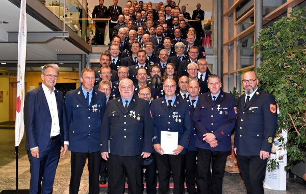 Landrat Thomas Karmasin (links) und Kreisbrandrat Christoph Gasteiger (rechts) mit den geehrten Feuerwehrleuten.	