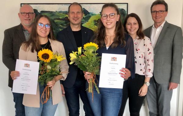 Alexandra Pöller (vorne li.) und Lucie Klee (vorne re.) können sehr stolz auf ihre tollen Leistungen in der Berufsschule sein. Mit ihnen freuen sich, v.li.n.re.: Martin Hackenberg (Vorsitzender Personalrat), OB Christian Götz, Ausbildungsleiterin Christina Vetterl und Personal-Chef Michael Wagner.
