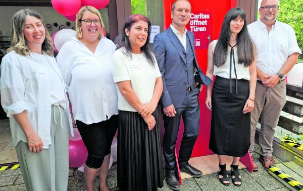 Mitarbeiterinnen der „KAP“ mit dem Brucker Oberbürgermeister Christian Götz (Mitte), mit Einrichtungsleiterin Lisa Weiss (2.v.r.) und dem Kreisgeschäftsführer des Caritas-Zentrums, Tommy Beer (rechts). 
