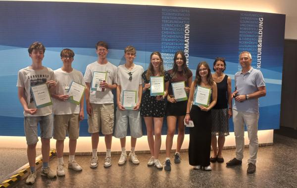 Urkundenübergabe durch Ersten Bürgermeister Norbert Seidl (v.l.): Tim Geigenberger, Ben Thomas, Felix Preishuber, Moritz Feger, Mareike Stubenrauch, Marlen Ochs und Laura Kunz sowie Wirtschaftsförderin der Stadt Puchheim Sonja Weinbuch.