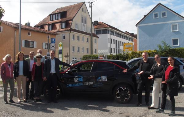 Stadträte mit den beiden Bürgermeistern, Alexander Leiderer und Sonja Stumbaum (Carsharing.Expert GmbH) sowie die städtische Verkehrsexpertin Dr. Montserrat Miramontes. 