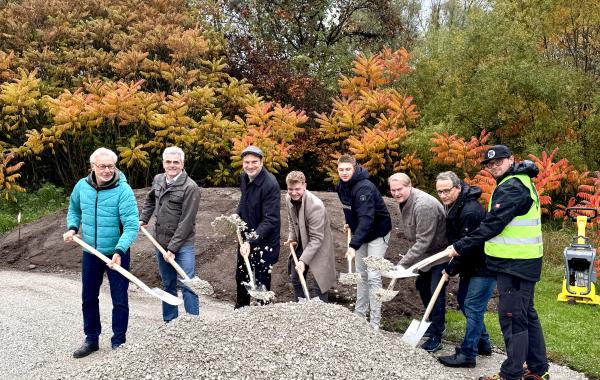 Zur Schaufel gegriffen haben (v. li.) der Sportbeiratsvorsitzende Joachim Mack, Sportreferent Martin Kellerer, OB Christian Götz, die beiden Stadtjugendräte Leevi Raff und Benedikt Bucher, Amtsleiter Michael Maurer, Markus Reize von der Stadtplanung und Christoph Patzelt von der Firma RadQuartier GmbH.