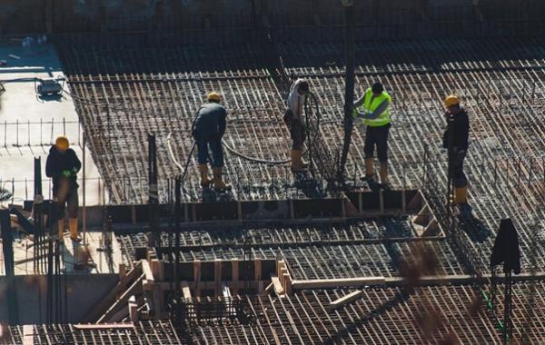 Eine Gruppe von Bauarbeitern führt Arbeiten auf einer Baustelle durch.