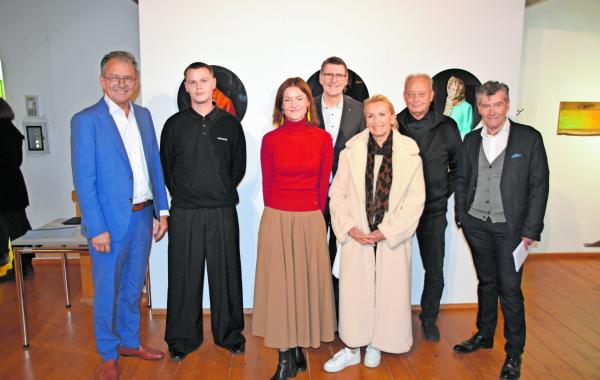 Gratulierten den Preisträgern Gerlinde Miesenböck (Kunstpreis, 3. v.l.) und Florian Schwarz (Förderpreis, 2. v.l.) im Rahmen der Vernissage: Landrat Thomas Karmasin (l.), Detlef Schwarz (Sparkasse Fürstenfeldbruck, Mitte), Ina von Jan (Jury, 3. v.r.), Dr. Michael Meuer (Jury, 2. v.r.) und Franz Schneider (Jury, r.)