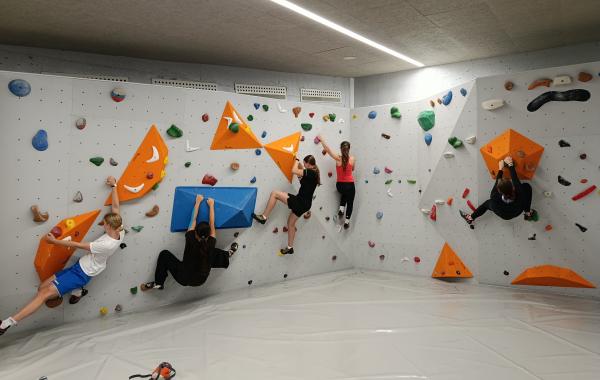 Schüler des Gymnasiums Puchheim üben erste Routen an der neuen Boulderwand.