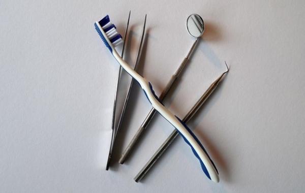 Verschiedene zahnärztliche Instrumente auf einer hellen Oberfläche