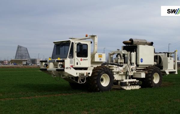 Die Vibrotruck-Fahrzeuge fahren entlang von Straßen und Wegen durch das Untersuchungsgebiet und erzeugen alle 25 Meter an den Messpunkten Vibrationen.