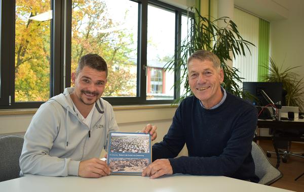 Michael Dörschug (rechts) übergibt Bürgermeister Stefan Floerecke die erste Auflage seines Buches „Reise in die Vorzeit von Emmering“. Während der Entstehung des Werkes standen beide in engem Austausch