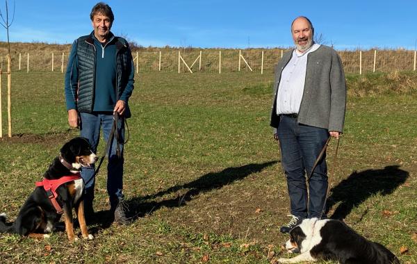 Thomas Sterr (links mit Vierbeiner Finn) beim Fachsimpeln mit Stammtischbruder Roland Schrafstetter, der mit Juno unterwegs war.