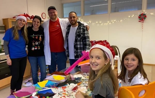 Das Spieleteam von links: Verena Neubert, Kerstin Lenze, Benjamin Kübrich, Francesco Manazza sowie die jungen Künstlerinnen Melinda Neubert und Leonie Lenze