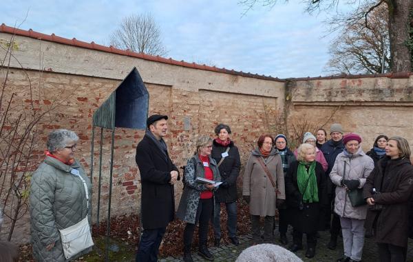 Ein Zeichen gegen Gewalt an Frauen und Mädchen setzten bei zahlreicher Teilnehmerschaft v.l.n.r.: Vorstandsfrau FHF FFB Annemarie Fischer, OB Christian Götz, die Vorstandsfrauen Sandra Winter und Barbara Fischer, Stadträtin Irene Weinberg, Künstlerin Hilde Seyboth sowie Museumsleiterin Dr. Caroline Sternberg (r. außen). 