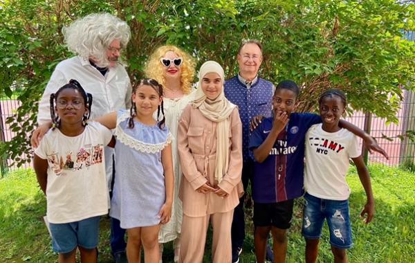 Spielten beim Tausend-Einakter mit: Oliver Kübrich (hinten von links), Christine Hammel und Harald Schwab sowie die Kinder der Integrationshilfe.