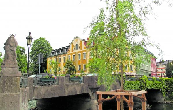 Es scheint fast so, als hätte Johannes von Nepomuk, der Brückenheilige (links), seinen Segen über die 1909 erbaute und unter Denkmalschutz stehende Amperbrücke gehalten, denn sie wird jetzt nicht abgerissen, sondern saniert. 