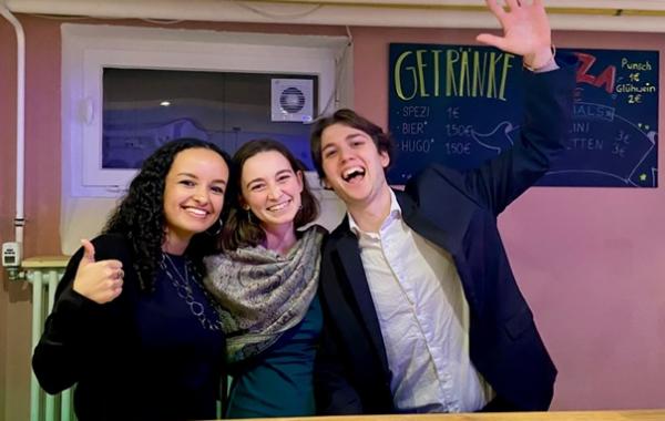 Luca Zöller und Jasmina Reimann an der neuen Bar (v.r.).