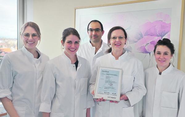 Das Ärzteteam der Neurologie/Stroke Unit freut sich über die Auszeichnung (v.l.n.r.): Dr. med. Christina Leinweber, Dr. med. Julia Schubert, Dr. Dr. med. Babak Hooshmand, Dr. med. Anna Bayer-Karpinska sowie Dr. med. Sophia Hartmann. 