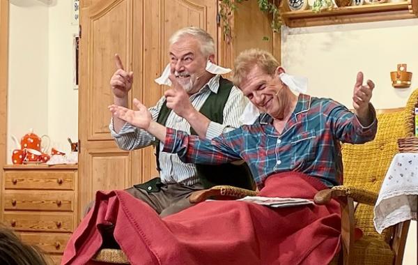 Wirt Herbert (Herbert Schäufler, rechts) wird vom besten Freund (Mandi Högner) rundum verwöhnt 