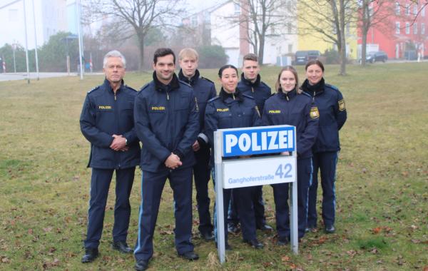 Dienststellenleiter, Hr. Hollaus, (zweiter v. l.), seinen Stellvertreter, Hr. Scheid (l.) und fünf der neuen Beamtinnen und Beamten.