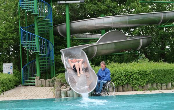 Freibaderöffnung, Bürgermeister testet Wasserrutsche