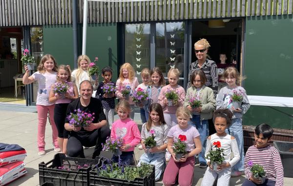 Oberbürgermeister Christian Götz während der Pflanzaktion mit den Kindern des Horts an der Cerveteristraße.