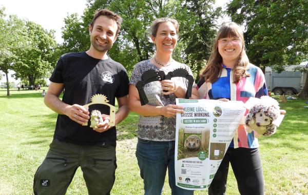 Florian Hammers (Tierpiraten) und Sonja Gaja (Bund Naturschutz Kreisgruppe Starnberg) und Christine Hammel (Gemeinde Gilching).