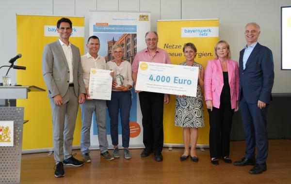 Von links: Markus Leczycki (Leiter Kommunalmnagement Bayernwerk Netz GmbH), Wilhelm und Christina Embacher, Wildfried Kaiser (alle TSV Unterpfaffenhofen-Germering), Martina Drechsler (stv. Landrätin), Dr.-Ing. Malgorzata Kroban und Regierungspräsident Dr. Konrad Schober.