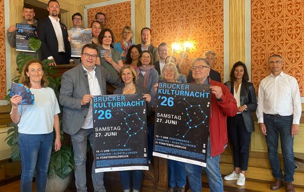 Initiatoren Brucker Kulturnacht mit Plakaten, Altes Rathaus FFB