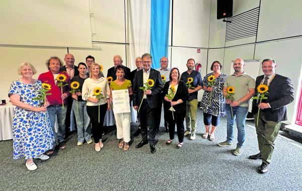 Landrat Thomas Karmasin (vorn, Mitte, 4.v.l.) bedankte sich im Rahmen einer Ehrungsveranstaltung bei den Förderern aus dem Landkreis, die die Öko-Modellregion Fürstenfeldbruck und München unterstützen.