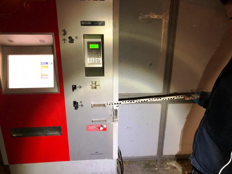 Montagnacht versuchten drei Personen ein Fahrausweisautomat am S-Bahnhaltepunt Schöngeising aufzubrechen. Die Bundespolizei konnte die Tatverdächtigen vor Ort festnehmen und Tatwerkzeug sicherstellen. 