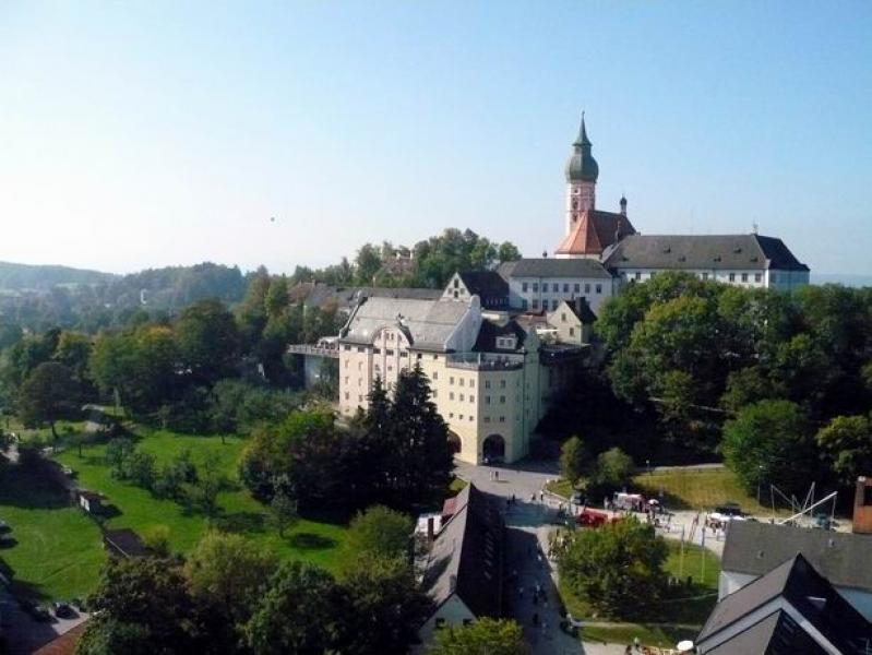Am Dienstag, den 19. März, findet um 10 Uhr eine Heilige Messe zu Ehren des Heiligen Josef in der Andechser Wallfahrtskirche statt. Im Anschluss daran hat das Bräustüberl für alle Josefs, Sepps und Josefinen wieder ein besonderes Geschenk. Gegen Vorlage des Personalausweises an der Bräustüberl-Schänke erhält Jede und Jeder eine Maß Freibier.