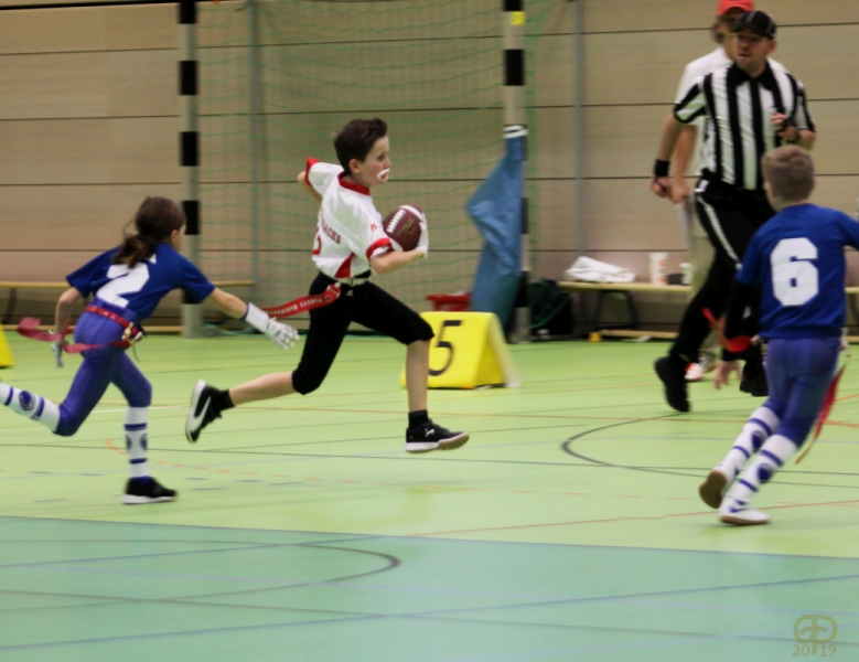 Die U11-Jugend der Fursty Razorbacks, derzeit amtierender Bayerischer Meister im Flag-Football auf dem Feld, siegte am Wochenende auch in der Halle.  Die Souveränität mit der die TuS Footballer dabei zu Werke gingen, zeigt sich in der beeindruckenden 92:7 Punktebilanz.