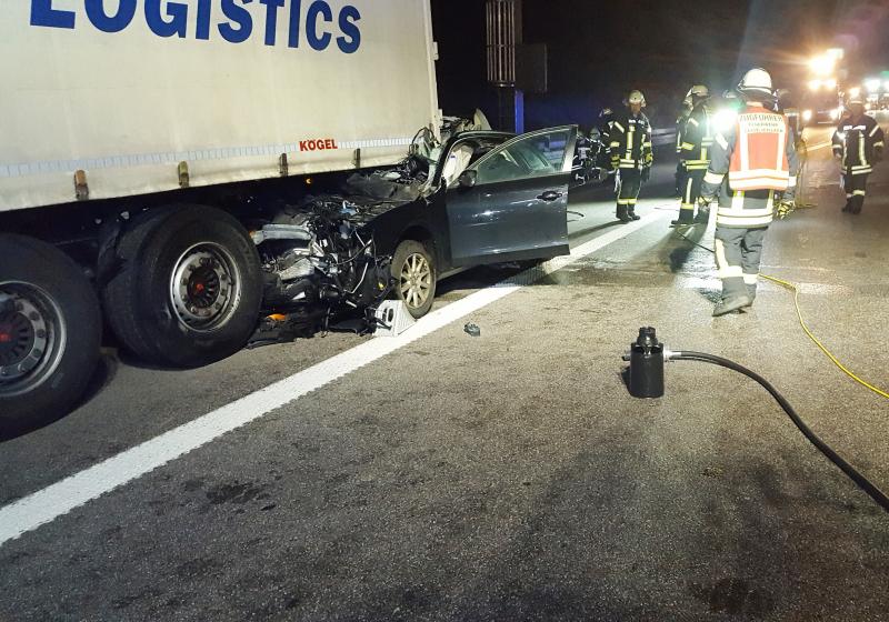 Heute Nacht befuhr ein tschechischer Sattelzug den rechten Fahrstreifen der BAB A 8 zwischen dem Autobahndreieck Eschenried und der Ausfahrt Dachau in Richtung Stuttgart. Kurz nach der Zusammenführung der A 99 zur A 8 bemerkte der 55jährige Lkw-Fahrer einen „Schlag“.