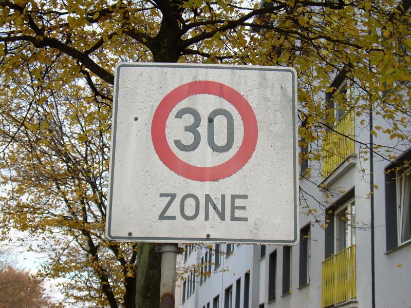 Die Eschenrieder Straße in Gröbenzell wird testweise zur Tempo-30 Straße erklärt. Statt der bislang geltenden Höchstgeschwindigkeit von 50 km/h heißt es jetzt, runter vom Gas.