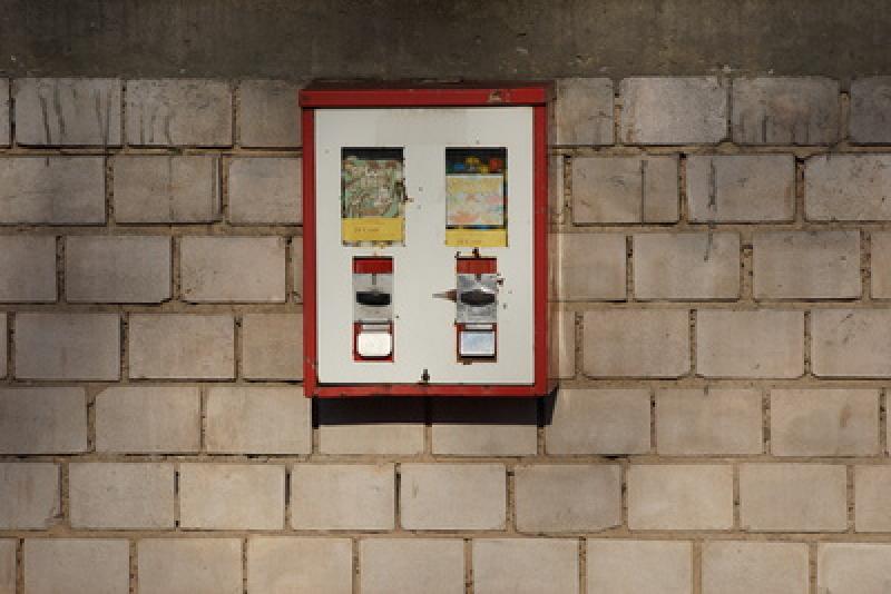 Am Samstag gegen 22:30 Uhr konnten Zivilkräfte in Fürstenfeldbruck drei Personen im Alter zwischen 15 und 18 Jahren dabei beobachten, wie diese versuchten, mit Steinen einen Kaugummiautomaten aufzubrechen. Die Täter konnten durch die Zivilkräfte gestellt werden.