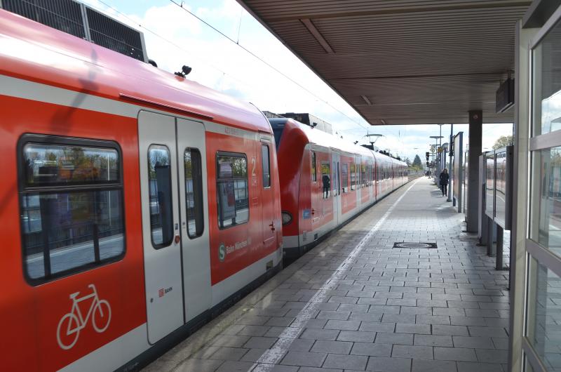 Am Faschingsdienstag kam es in einer S-Bahn zwischen Olching und Esting zu einem Streit zwischen Zwillingschwestern. Ein 23-Jähriger, der die beiden 26-Jährigen trennen wollte, wurde dabei leicht verletzt. 