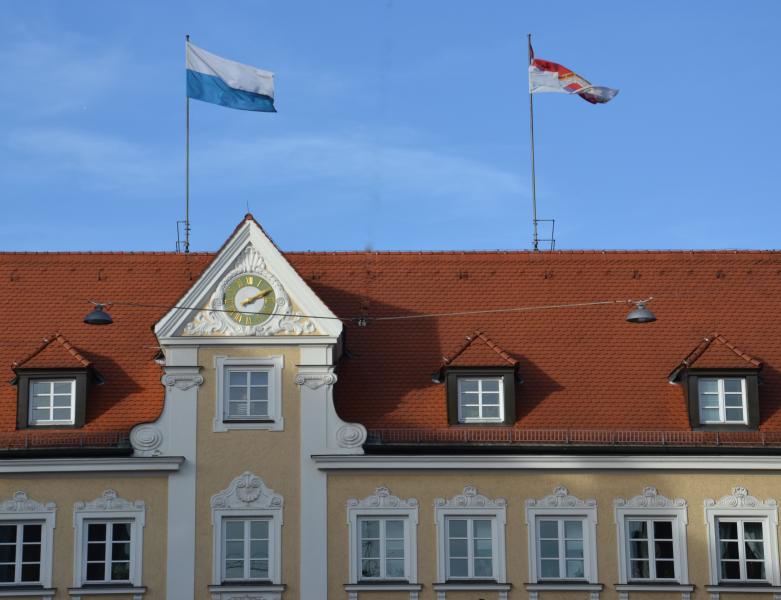 Wegen der weiterhin gemeldeten Stürme und Windböen wurden am heutigen Tag die Flaggen auf dem Rathausdach eingeholt. Im Rahmen einer Prüfung war zuvor festgestellt worden, dass die Flaggenmasten in die Jahre gekommen sind.