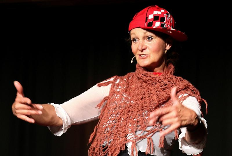 Die Schauspielerin und Kabarettistin Barbara Weinzierl gastiert am Samstag, 23. März, 19 Uhr, im Theatersaal im Rathaus Gilching. Anlass ist die Präsentation des neuen Buches aus der Feder von Uli Singer. Titel: „Hauptsach‘ gsund samma – Guichinger Gschichten über aufplatzte Weißwürscht und a verschwundene Leich“