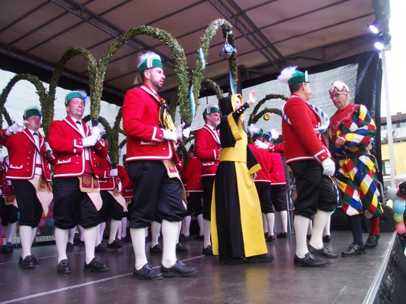Traditionell alle sieben Jahre tanzen die Münchner Schäffler zur Faschingszeit. Heuer folgten sie auch der Einladung unserer Region, wie hier am Rosenmontag auf dem Brucker Geschwister-Scholl-Platz.