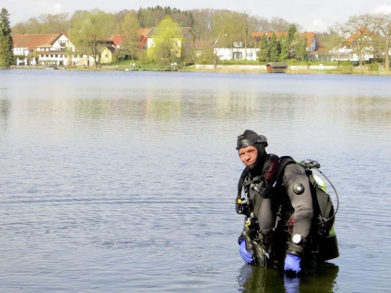 Der Weßlinger See soll von Unrat befreit werden. Eine Tauchgruppe des Polizei Tauch-Sportvereins Starnberg e.V. bietet der Gemeinde wieder seine Hilfe an, um den Müll aus dem Weßlinger See zu bergen. Am Samstag, den 30. März 2019, wird die Aktion anlässlich des Rama damas durchgeführt.