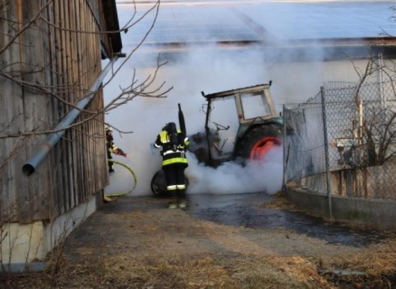Bei der Arbeit mit einem Traktor auf einem Bauernhof in Inning geriet dieser vermutlich aufgrund eines technischen Defekts in Brand. Die Feuerwehren Buch und Inning rückten an und konnten den Brand nach kurzer Zeit löschen. 