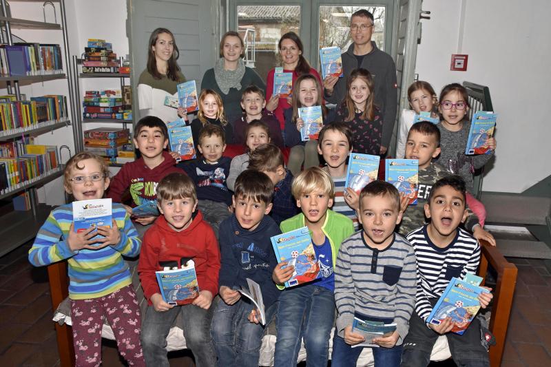 Große Augen gab es bei den Schülerinnen und Schülern der Klasse 1c der Grundschule Nord zum Abschluss des Besuchs der Stadtbibliothek in der Aumühle. Jedes Kind bekam sein eigenes Exemplar des Lesebuchs „Mein Freund, der Delfin“ geschenkt. Ermöglicht wurde dies im Rahmen des Projekts „Erstlesebücher für Erstklässler“ der Stadtbibliothek, das von den Stadtwerken Fürstenfeldbruck unterstützt wird.